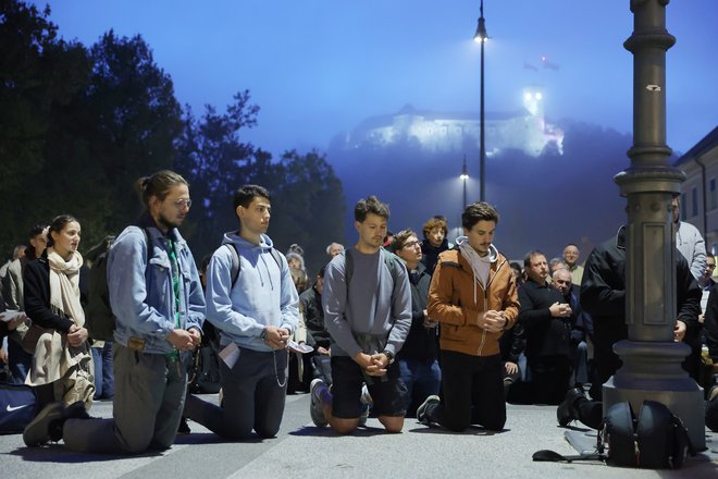 Molitev na Kongresnem trgu, ki se je začela ob 6.30 uri. FOTO: Jože Suhadolnik/Delo