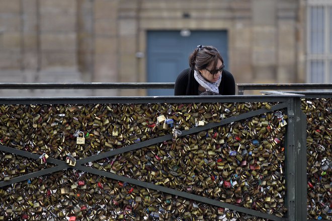Tako je bil s ključavnicami obtežen pariški Pont des Arts.

FOTO: Charly Triballeau/AFP