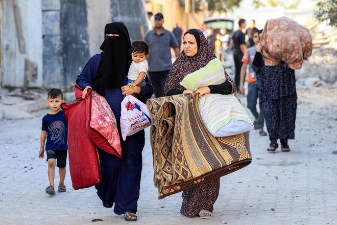 Kolone na poti iz Gaze FOTO: Said Khatib/AFP