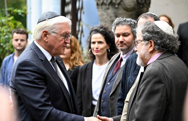 Predsednik Frank-Walter Steinmeier med sprejemom v sinagogi FOTO: Tobias Schwarz/AFP