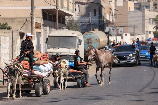 Palestinci s svojimi imetji bežijo na varnejša območja Gaze. FOTO: Mohammed Abed/AFP