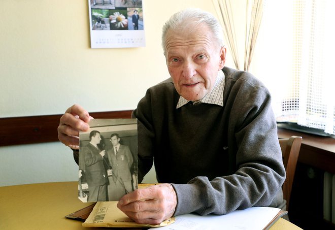 Janez Pavčič s skupno sliko z italijanskim tekačem Francom Nonesom, kateremu je za senzacionalno olimpijsko zmago leta 1968 namazal smuči. Foto Voranc Vogel