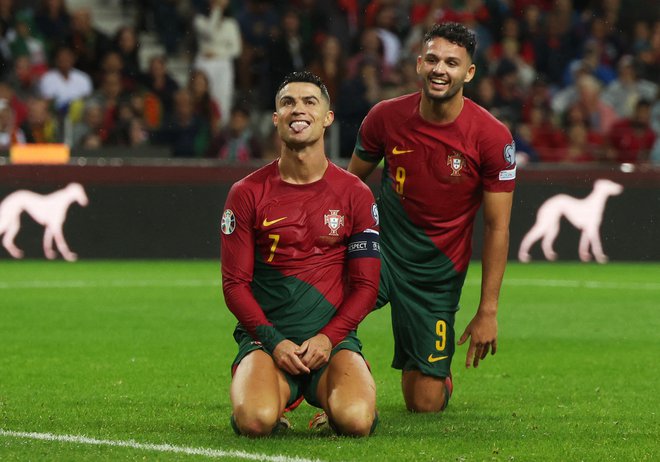 Cristiano Ronaldo je prejel čestitke tudi od strelca prvega portugalskega gola Goncala Ramosa. FOTO:Pedro Nunes/Reuters