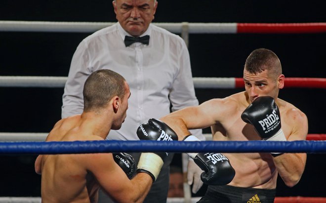 Andrej Baković (na fotografiji desno) od svojega ognjenega krsta v poklicnem ringu kot za stavo niza zmage. FOTO: Tadej Regent/Delo