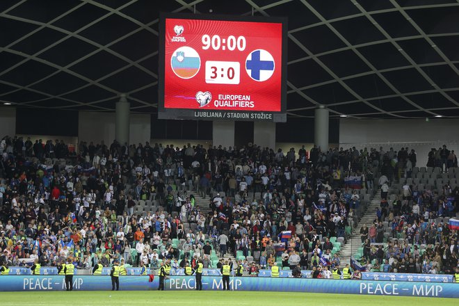 Pogled na semafor je po koncu tekme pri marsikomu že ponujal upanje po nastopu na euru. FOTO: Jože Suhadolnik/Delo