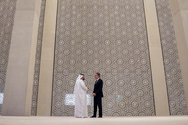Antony Blinken si ogleduje mošejo Imama al-Tayeba v družinski hiši Abrahamic v Abu Dhabiju. FOTO: Jacquelyn Martin/AFP