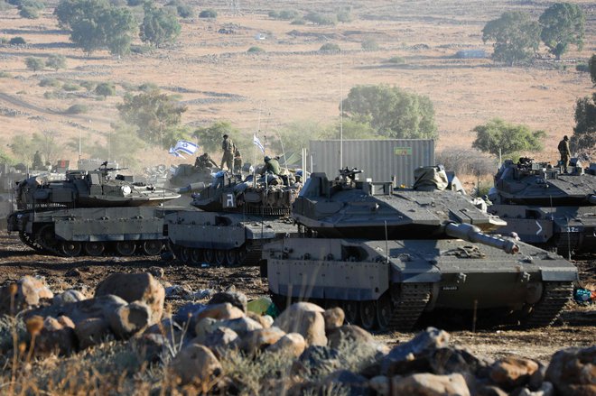 Izraelski tanki v bližini meje z Libanonom. FOTO: Jalaa Marey/AFP