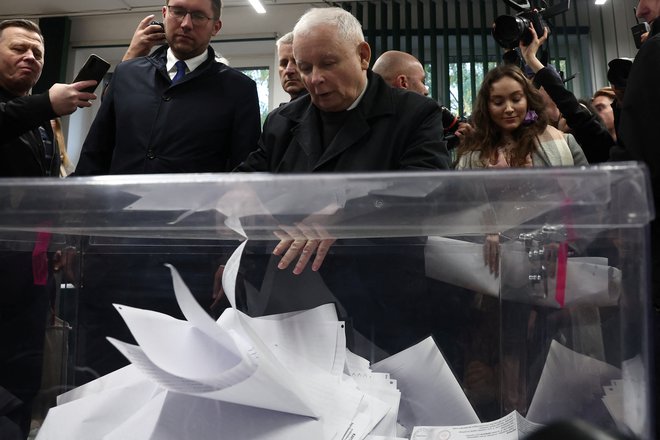 Vodja vladajoče stranke PiS Jarosław Kaczyńskicasts med oddajanjem svoje glasovnice v Varšavi. FOTO: REUTERS/Kacper Pempel