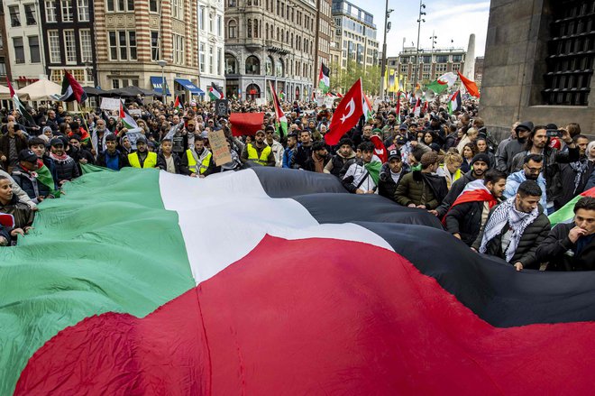 Po svetu je vse več zborovanj v podporo Palestini. FOTO: Robin Van Lonkhuijsen/AFP