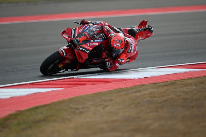 V skupni razvrstitvi za svetovno prvenstvo ima Francesco Bagnaia 18 točk naskoka. FOTO: Sonny Tumbelaka/AFP