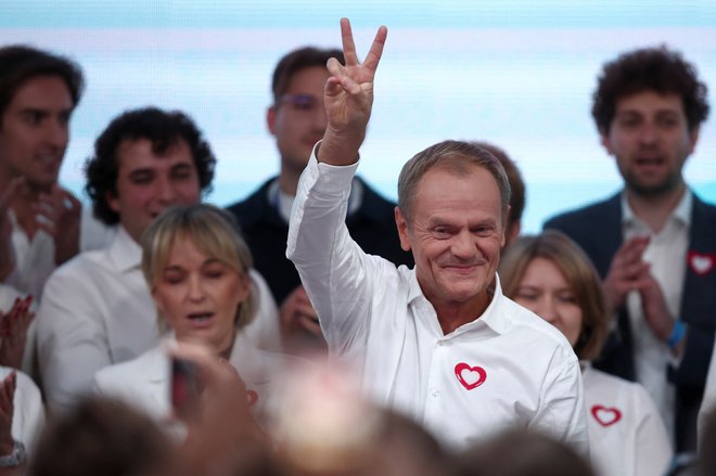 Nekdanji premier in vodja Civilne koalicije Donald Tusk med proslavljanjem izidov vzporednih volitev s svojimi podporniki FOTO: REUTERS/Kacper Pempel