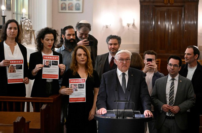 Nemški predsednik Frank-Walter Steinmeier je konec tedna obiskal sinagogo v Berlinu, da bi pokazal solidarnost z Judi. FOTO: Tobias Schwarz/AFP