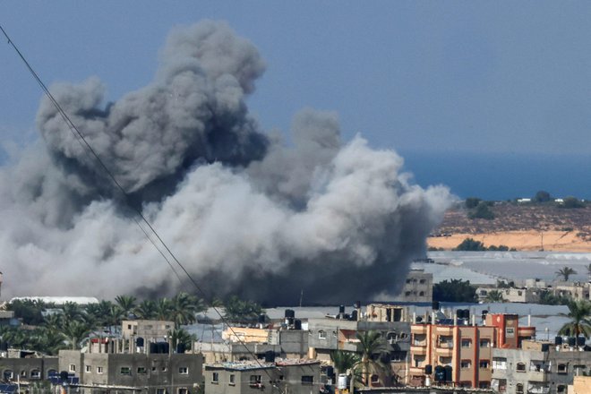 Izarel bombardira gosto naseljena območja Gaze. FOTO: Said Khatib/AFP