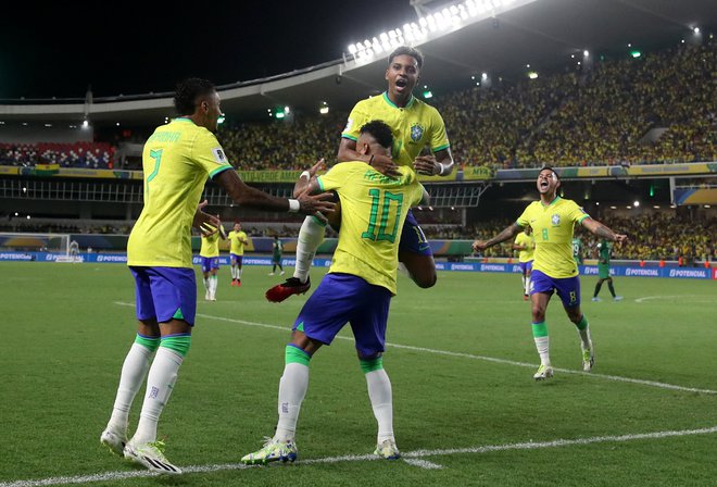 Brazilec Neymar (10) objema Rodryga, oba sta ob začetku kvalifikacij zabila po dva gola ter skupaj z Urugvajcem Nicolasom de la Cruzom in Ekvadorcem Felixom Torresom vodita na lestvici strelcev. FOTO: Ricardo Moraes/Reuters