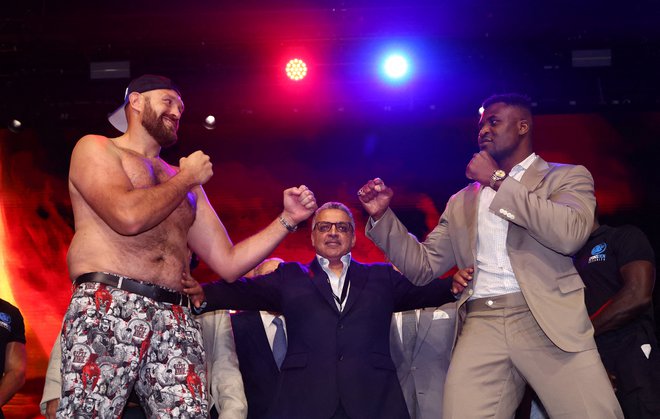 Zdi se, da Tyson Fury (levo) zviška gleda tudi na Francisa Ngannouja, kar bi se mu lahko maščevalo. FOTO: Andrew Boyers/Reuters