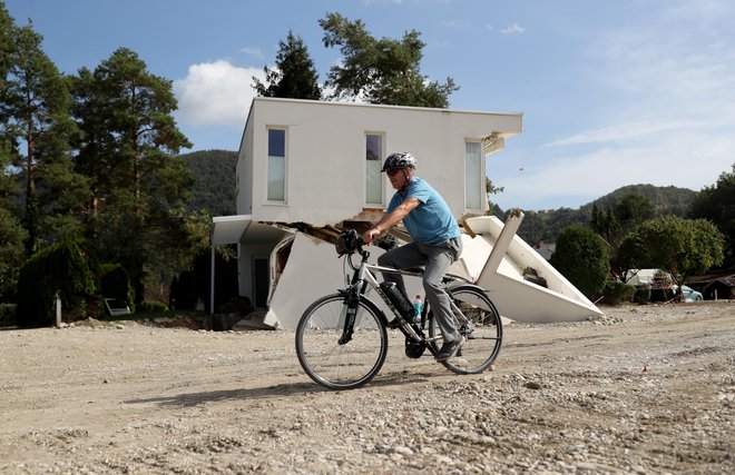 Uporaba mikro prevoznih sredstev, kot so električno kolo, električni skiro, segway, električni skuter, invalidski voziček itd., narašča, več je tudi zavarovanj. FOTO: Blaž Samec/Delo