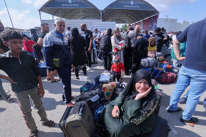 Na tisoče ljudi na mejnem prehodu Rafa čaka na odprtje meje z Egiptom. FOTO: Mohammed Abed/AFP