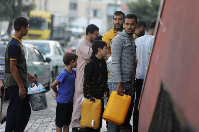 Palestinci v vrsti za vodo. FOTO: Dawood Nemer/AFP