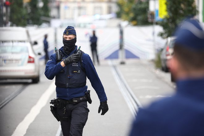 Policisti so po napadu okrepili varnost na bruseljskih ulicah. FOTO: Yves Herman/Reuters