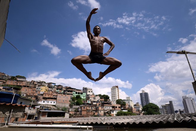 Brazilski plesalec Dyhan Cardoso pleše v faveli Aglomerado da Serra v Belo Horizontu. Talent tega 19-letnega plesalca, ki se je od otroštva kalil v šoli, kjer je prejemal štipendijo, mu je prinesel novo priznanje, ko je bil izbran za člana ameriške skupine Atlanta Ballet. Foto: Douglas Magno/Afp