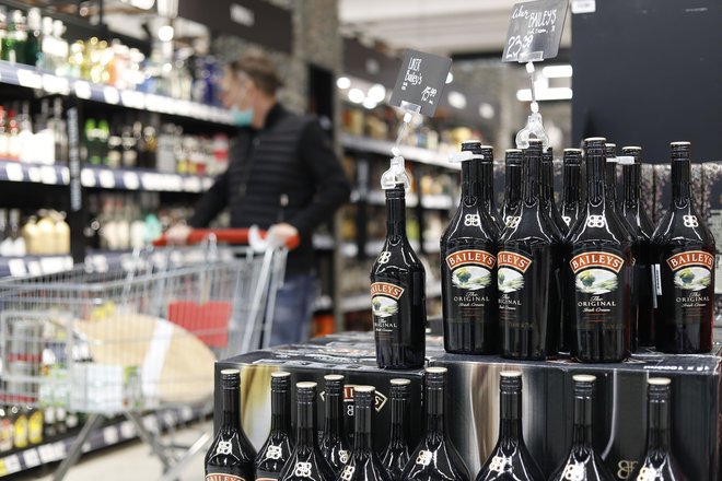 Prodaja alkohola v trgovini Mercator. Ljubljana, 16. april 2020 [trgovine,alkohol,Mercator,kupci,Ljubljana,žgane pijače] Foto Leon Vidic/delo