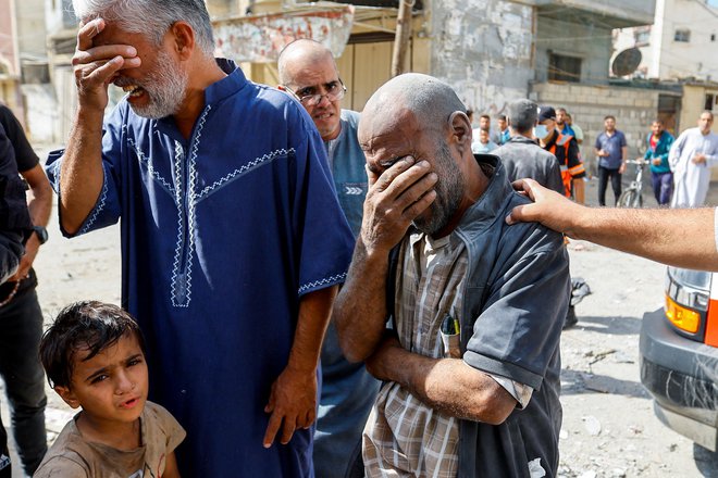 Tudi Agencija Združenih narodov za palestinske begunce (UNRWA) je danes opozorila, da prebivalcem Gaze zmanjkuje zalog in da je zato dostava humanitarne pomoči nujna. FOTO: Ibraheem Abu Mustafa/Reuters