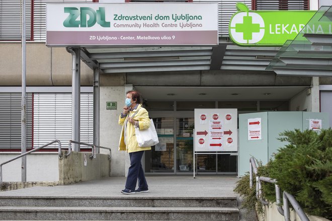 Koronski ukrepi, zaradi katerih se je leta 2020 v Ljubljani zaprla nočna zobozdravstvena ambulanta, so minili (na fotografiji ZD Metelkova 13. maja 2020). FOTO Voranc Vogel/Delo