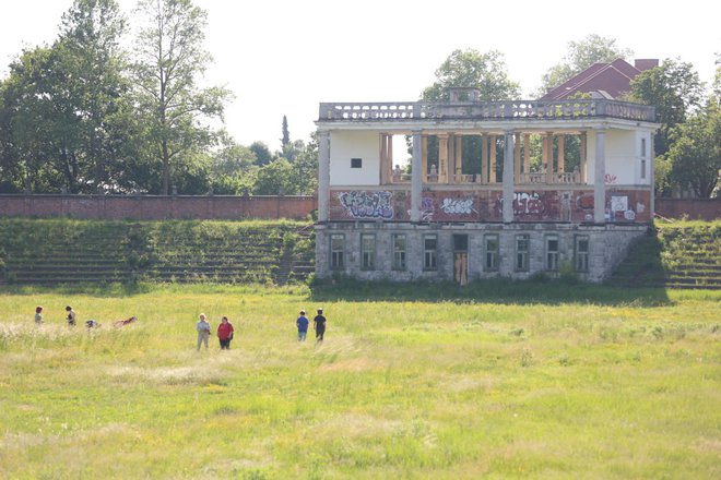 Očitno je samo, da so deležniki družbe Bežigrajski športni park, to so podjetje Joca Pečečnika, Mestna občina Ljubljana in Olimpijski komite Slovenije, izgubili upanje, da bi stadion lahko porušili in na njegovem mestu zgradili ogromen kompleks s podzemnimi garažami. FOTO: Črt Piksi