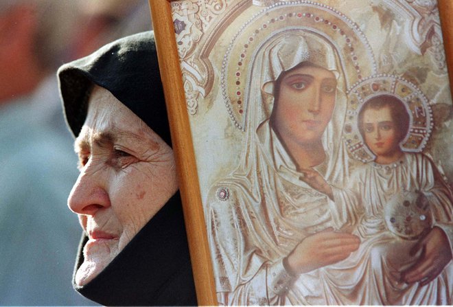 Marija, vsa obdana z zlatom, na drugi pa apostoli, zamolklo škrlatni, kot v zamirajoči zarji. FOTO: Yannis Behrakis/Reuters Pictures