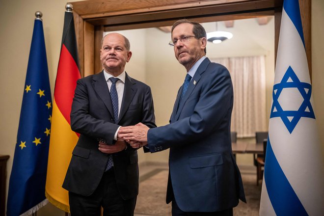Nemški kancler Olaf Scholz se je v Izraelu sestal s predsednikom Izakom Herzogom FOTO: Michael Kappeler/AFP