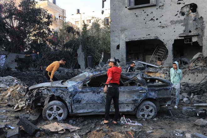 Izrael je bombadiral tudi begunsko taborišče v Gazi. FOTO: Said Khatib/AFP