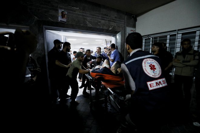 Oblasti v Gazi so napad na bolnišnico označile za vojni zločin. FOTO: Stringer Reuters