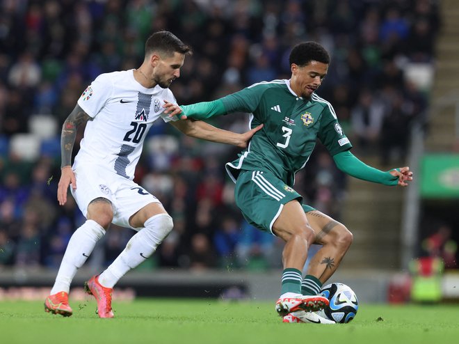 Soccer Football - Euro 2024 Qualifier - Group H - Northern Ireland v Slovenia - Windsor Park, Belfast, Northern Ireland - October 17, 2023 Northern Ireland's Jamal Lewis in action with Slovenia's Petar Stojanovic REUTERS/Lorraine Osullivan Foto Lorraine Osullivan Reuters