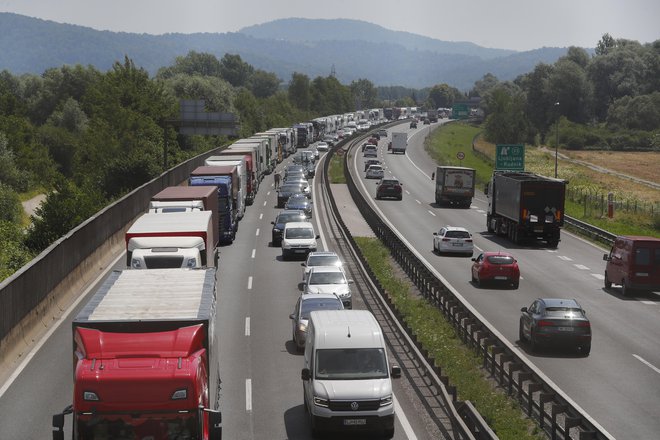 Podjetja naj pri izbiri načina transporta svojega blaga upoštevajo vse vidike, kot so vrsta tovora, razdalja, časovni okviri, stroški in specifične potrebe naročnika, ter sklenitev ustreznega zavarovanja. FOTO: Leon Vidic/Delo