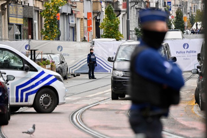 Belgijski policisti na ulici v Bruslju. FOTO: John Thys/Afp