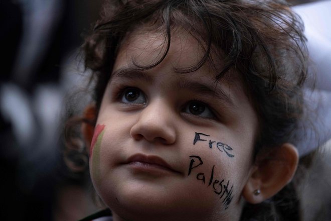 Deklica ima na obrazu napis »Svobodna Palestina« na demonstracijah v podporo Palestincem v San Juanu v Portoriku. Protesti v podporo Palestini potekajo po vseh večjih mestih po svetu. Foto: Ricardo Arduengo/Afp