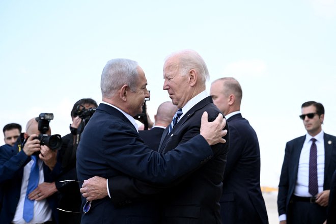 Izraelski premier Benjamin Netanjahu in ameriški predsednik Joe Biden, ko je ta priletel na izraelska tla. FOTO: Brendan Smialowski/AFP