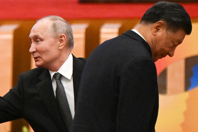 Med dvostranskim srečanjem je Xi Jinping tokrat Putina imenoval dragi prijatelj, prijateljstvo brez meja pa ni bilo več omenjeno. FOTO: Pedro Pardo/AFP