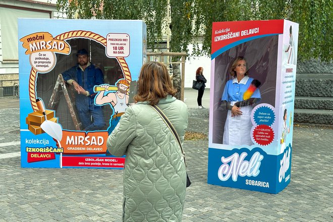 Na problematiko izkoriščanih delavcev med drugim opozarja projekt Združenja DrogArt, socialno podjetje Iz principa, na glavnih sprehajalnih ulicah v Mariboru in Ljubljani. FOTO: Voranc Vogel