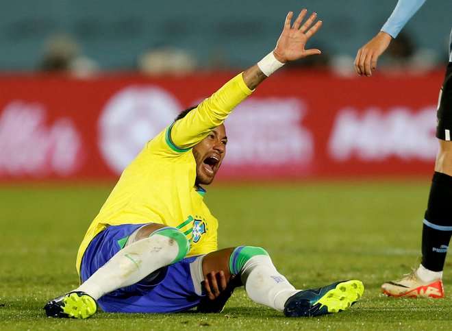 Številnim poškodbam po celem telesu je Neymar dodal še prvo nas kolenu. FOTO: Andres Cuenca/Reuters