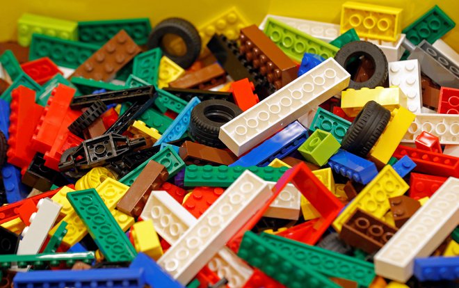 Od julija 2015 je bilo proizvedenih približno 600 milijard lego kock. Dovolj, da ima vsak moški, ženska in otrok v povprečju 83 kosov, lahko med zabavnimi dejstvi preberemo na spletni strani Brick Recycler. FOTO: Philippe Wojazer/Reuters