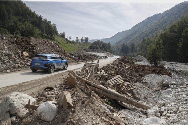 Opozorilo za nastanek novih zemeljskih plazov in reaktivacijo zemeljskih plazov velja tudi za območja, pred kratkim prizadeta v ujmi, opozarja Geološki zavod Slovenije. FOTO: Leon Vidic/Delo