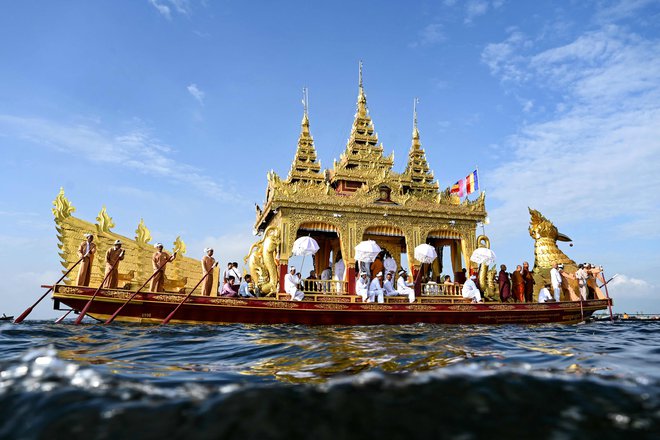 Verniki veslajo na zlati barki, na kateri so štiri svete podobe Bude med festivalom pagode Phaung Daw Oo na jezeru Inle v Burmi.  Foto: Sai Aung Main/Afp