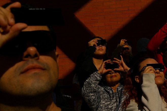 V muzeju v mehiškem Ciudad Juarezu so se 14. oktobra 2023 zbrali ljudje, da bi si ogledali sončni mrk. Foto: Jose Luis Gonzalez/Reutersk
