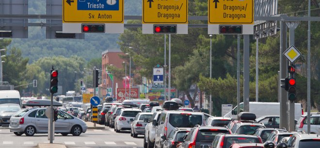 Na Darsu in koprski občini so zagotovili, da načrtovanje obnove poteka po načrtu, a se bojijo, da to ne bo rešilo težav s tranzitnim prometom, ki predvsem poleti hromi Koper. FOTO Vojko Rotar/ekopercapodistria