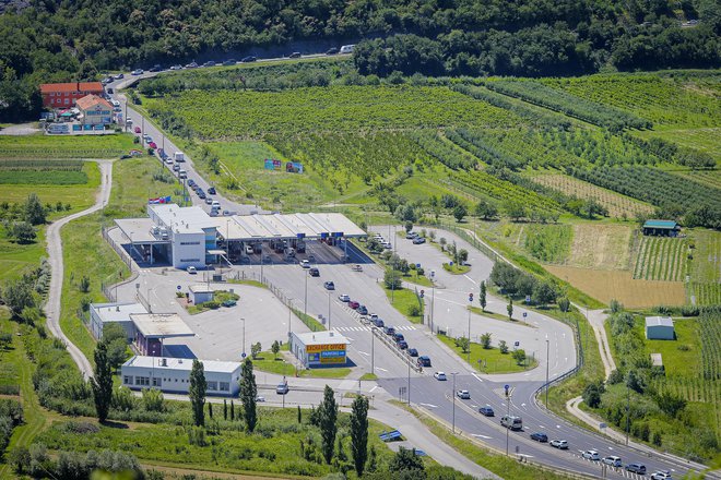 Za ves mednarodni promet bo odprtih 14 večjih mejnih prehodov s Hrvaško in Madžarsko, preostali pa bodo namenjeni le državljanom EU. FOTO Jože Suhadolnik/Delo