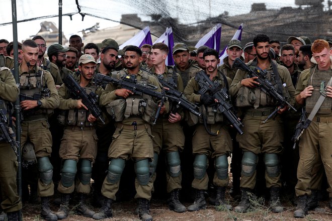 Izraelska vojska je tik pred kopensko ofenzivco na Gazo. FOTO: Ronen Zvulun/Reuters