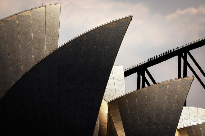 Znamenita operna streha v obliki jader se zdi narejena kot iz školjk. FOTO: David Gray/AFP