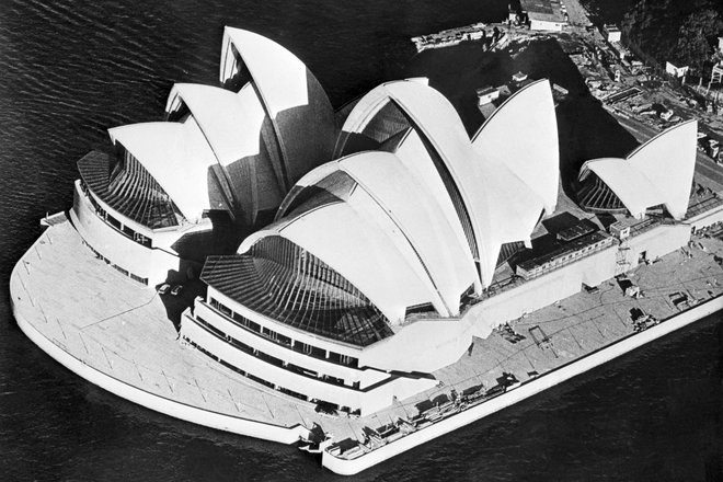 Fotografija stavbe iz zraka, posneta avgusta 1973, v času gradnje. Opera je danes ena najbolj prepoznavnih avstralskih ikon, poleg mostu Harbour Bridge, Uluruja, koale in kenguruja. FOTO: AFP