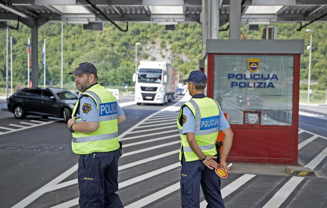 Na mejnem prehodu Dragonja bodo spet policisti, ki bodo pregledovali potnike. FOTO: Jože Suhadolnik/Delo